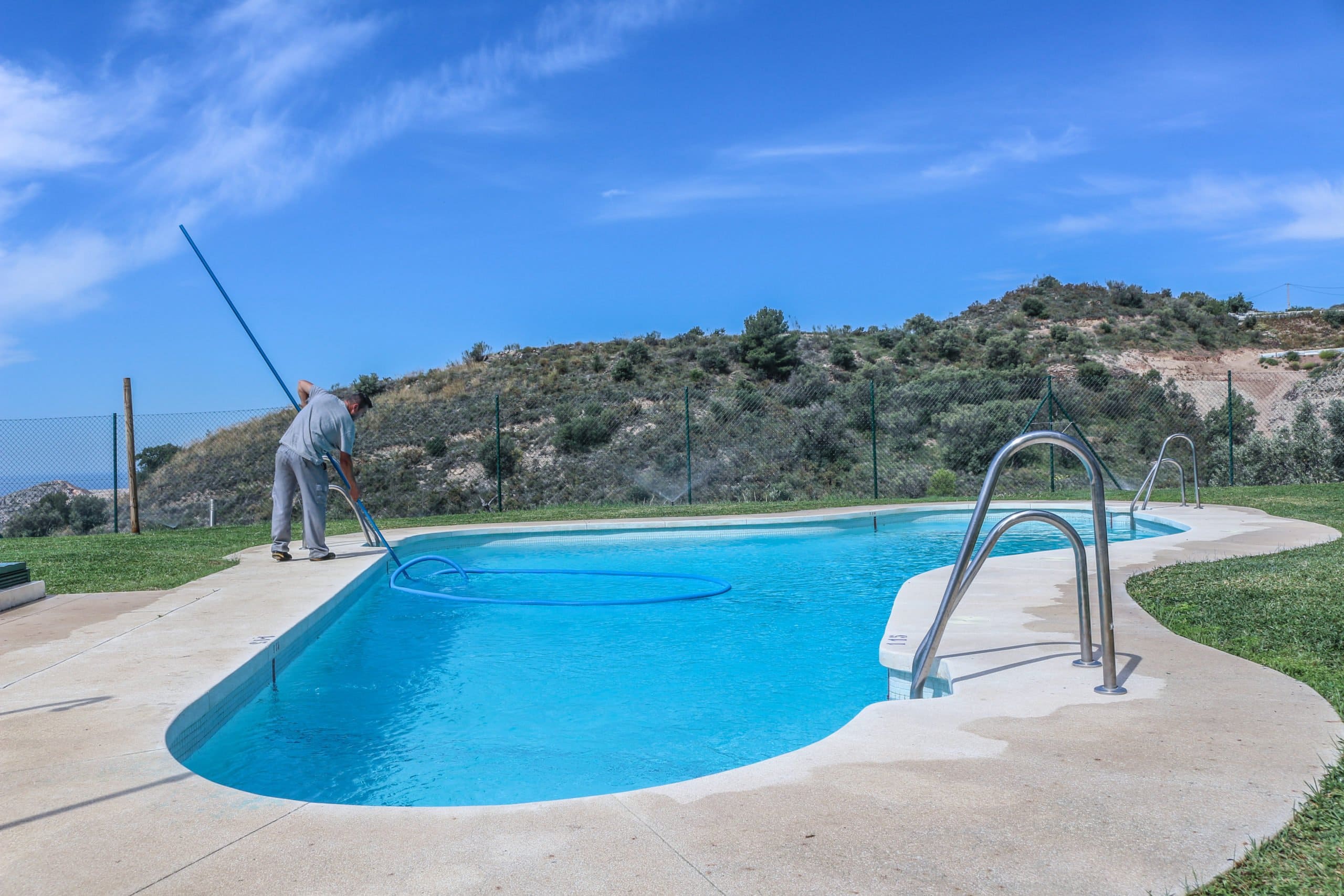 Cómo limpiar el fondo de una piscina desmontable Claves y trucos  La  Gaceta de Salamanca